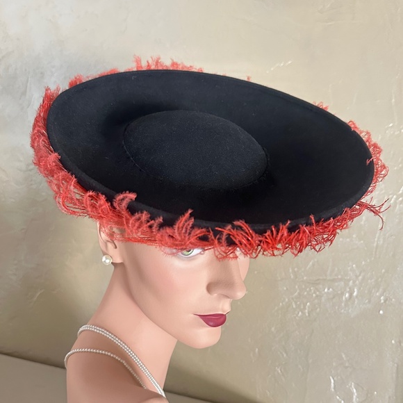 COMELY 1940s\' BLACK FELT TILT WIDE BRIM HAT WITH RED OSTRICH FEATHER TRIM main image 6